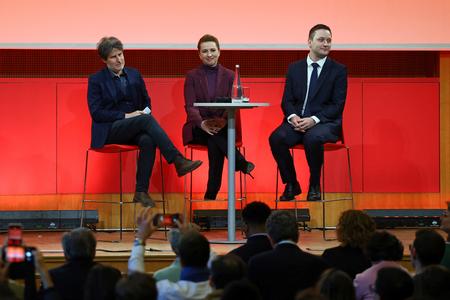 At the elite university Sciences Po in Paris, Giuliano Da Empoli posed questions to Mette Frederiksen and Greenland's Premier, Jens-Frederik Nielsen. Foto: Gonzalo Fuentes/Ritzau Scanpix