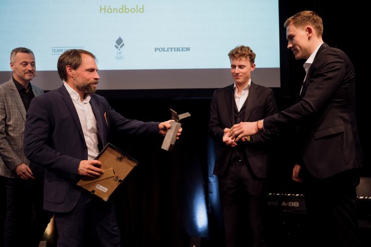 Håndboldspilleren Simon Pytlick fik overrakt prisen som Årets Fund for 2023 af en tidligere modtager og olympisk mester, roeren Rasmus Quist Hansen. 25. februar afsløres det, hvem der bliver Årets Fund for 2025. Foto: Emil Bay