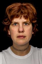 Anna Juul betegner sig selv som en tvivler, der ofte kan se begge sider af en sag. Det er et spændende sted at arbejde ud fra, siger hun. Foto: Mads Nissen