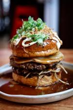 Jutland meets Tokyo in this steak sandwich—the costliest, but also the most beautiful and tempting the reviewer has ever tried. Foto: Jens Dresling