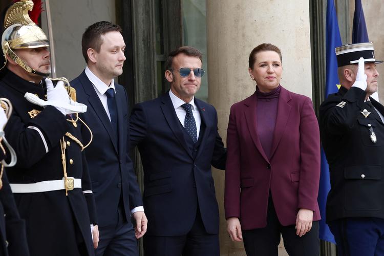 Onsdag var Jens-Frederik Nielsen og Mette Frederiksen til frokost hos Emmanuel Macron i Élyséepalæet i Paris. Foto: Gonzalo Fuentes/Ritzau Scanpix