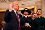 (FILES) US President-elect Donald Trump takes the oath of office as Melania Trump, Ivanka Trump, Donald Trump Jr., and Eric Trump look on during inauguration ceremonies in the Rotunda of the U.S. Capitol on January 20, 2025, in Washington, DC. Donald Trump takes office for his second term as the 47th president of the United States. One year into his second term, US President Donald Trump is shattering the post-World War II order as never before, leaving a world that may be unrecognizable once he is through. Far from slowing down, Trump has rung in the new year with a slew of aggressive actions that brazenly defy the decades-old order that was championed by the United States. (Photo by Chip Somodevilla / AFP) Foto: Chip Somodevilla/Ritzau Scanpix