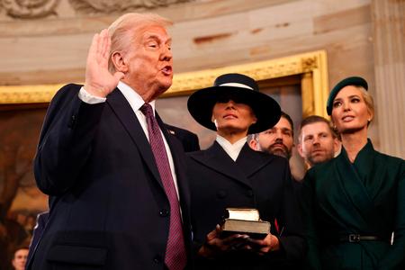 (FILES) US President-elect Donald Trump takes the oath of office as Melania Trump, Ivanka Trump, Donald Trump Jr., and Eric Trump look on during inauguration ceremonies in the Rotunda of the U.S. Capitol on January 20, 2025, in Washington, DC. Donald Trump takes office for his second term as the 47th president of the United States. One year into his second term, US President Donald Trump is shattering the post-World War II order as never before, leaving a world that may be unrecognizable once he is through. Far from slowing down, Trump has rung in the new year with a slew of aggressive actions that brazenly defy the decades-old order that was championed by the United States. (Photo by Chip Somodevilla / AFP) Foto: Chip Somodevilla/Ritzau Scanpix