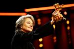 I 2019 modtog skuespiller Charlotte Rampling en ærespris på Berlinalen. Derudover har hun blandt andet modtaget Sølvbjørnen i Berlin, den franske César og flere European Film Awards.  Foto: Fabrizio Bensch/Ritzau Scanpix