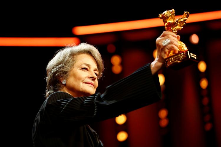 I 2019 modtog skuespiller Charlotte Rampling en ærespris på Berlinalen. Derudover har hun blandt andet modtaget Sølvbjørnen i Berlin, den franske César og flere European Film Awards.  Foto: Fabrizio Bensch/Ritzau Scanpix
