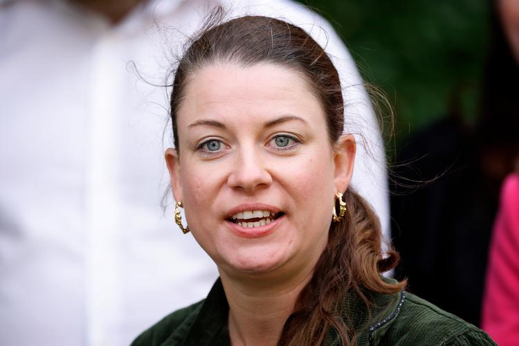 Helene Brydensholts familie modtager fødevarechecken, fordi hendes partner lever op til kravene.
Det har ingen betydning, at Helene Brydensholt som folketingsmedlem tjener omkring 875.000 kroner om året.  Foto: Jens Dresling