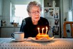 Kirsten Schwalbe, som her er fotograferet i sit hjem i Struer sidste år, fylder 112 år 10. marts, og lever hun 11. oktober i år, vil hun blive Danmarks ældste nogensinde. Aldringsforsker Morten Scheibye-Knudsen er ret sikker på, at familien bærer på en stærk genetisk komponent, eftersom »hendes 80-årige datter ligner en på 60«. Foto: Morten Stricker/Ritzau Scanpix