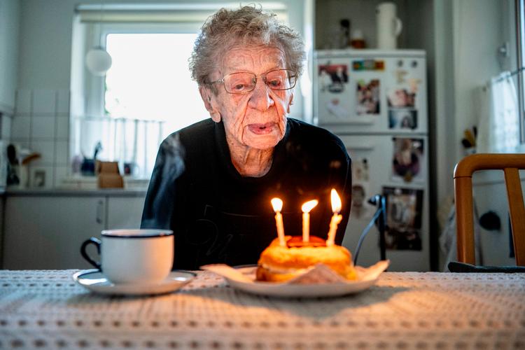 Kirsten Schwalbe, som her er fotograferet i sit hjem i Struer sidste år, fylder 112 år 10. marts, og lever hun 11. oktober i år, vil hun blive Danmarks ældste nogensinde. Aldringsforsker Morten Scheibye-Knudsen er ret sikker på, at familien bærer på en stærk genetisk komponent, eftersom »hendes 80-årige datter ligner en på 60«. Foto: Morten Stricker/Ritzau Scanpix
