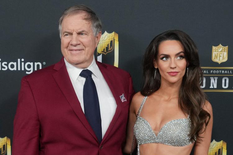 De 50 medlemmer af afstemningskomiteen, der afgør, om en kandidat skal optages i Pro Football Hall of Fame, skal kun tage det sportslige i betragtning. Alligevel mener mange, at Bill Belichicks adfærd uden for banen, hvor den 73-årige træner danner par med den 24-årige Jordon Hudson, har spillet ind. Foto: Kirby Lee/Ritzau Scanpix