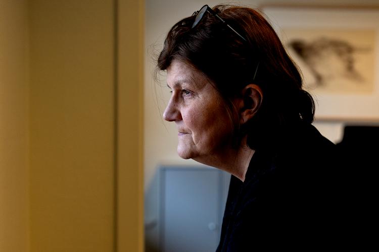 Tina Kristiansen er leder af en kontrolgruppe i Slagelse Kommune, der tjekker, om borgerne er berettigede til de sociale ydelser, de får udbetalt.  Hun har oplevet at blive truet – også på livet af vrede borgere.  Foto: Finn Frandsen