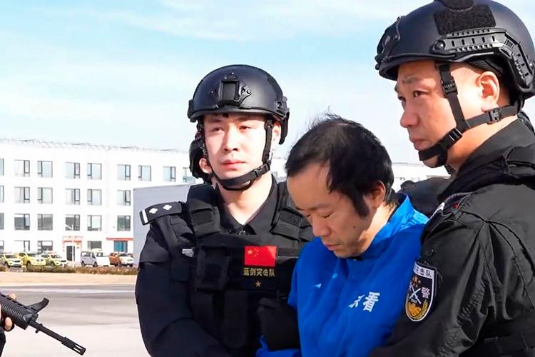 Chen Zhi ankom 8. januar til Beijing, efter han kort forinden var blevet anholdt i Cambodja. Han beskrives som en af det 21. århundredes mest magtfulde kriminelle.- Foto: Handout/Ritzau Scanpix