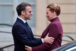 At short notice, France's President Emmanuel Macron cleared his schedule to receive Mette Frederiksen and Jens-Frederik Nielsen at the Élysée Palace. Foto: Ludovic Marin/Ritzau Scanpix