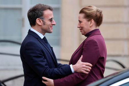At short notice, France's President Emmanuel Macron cleared his schedule to receive Mette Frederiksen and Jens-Frederik Nielsen at the Élysée Palace. Foto: Ludovic Marin/Ritzau Scanpix