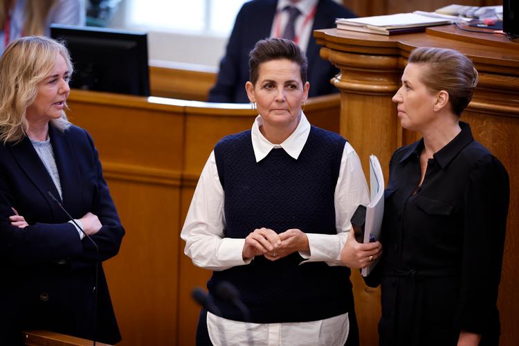 I sin nytårstale lagde statsminister Mette Frederiksen (S) op til at stramme reglerne for udvisning af kriminelle udlændinge. Kort efter overbød den konservative formand, Mona Juul. Her ses de i folketingssalen med SF-formand Pia Olsen Dyhr. Foto: Jens Dresling