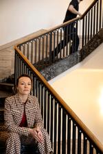 »Om man vil det eller ej, så tror jeg, at man som kvinde altid forhandler lidt på sit køns vegne«, siger Caroline Rønne, der har skrevet bogen 'Mere i løn', der skal lære kvinder at kræve mere i løn.  Foto: Mads Nissen