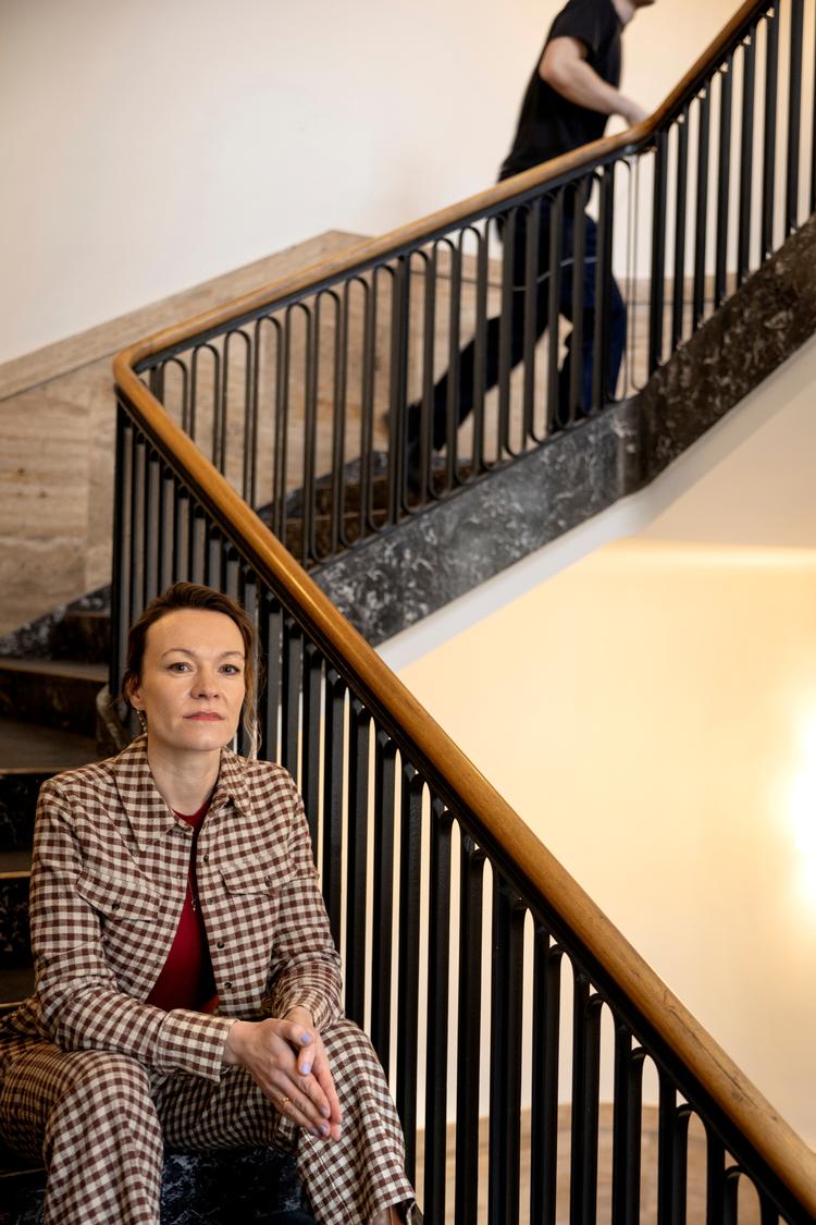 »Om man vil det eller ej, så tror jeg, at man som kvinde altid forhandler lidt på sit køns vegne«, siger Caroline Rønne, der har skrevet bogen 'Mere i løn', der skal lære kvinder at kræve mere i løn.  Foto: Mads Nissen