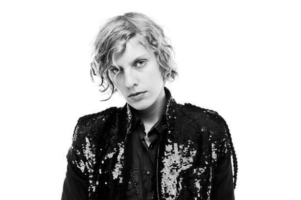 Den tidligere Dúné-forsanger Mathias Kolstrup  har skrevet en Bob Dylan'sk opsang til amerikanerne. Foto: Pr Foto