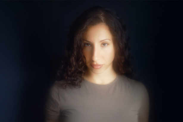 Dansk-iranske Melodi Ghazal rammer indignationens bivirkning i sine nye sang Numb. 