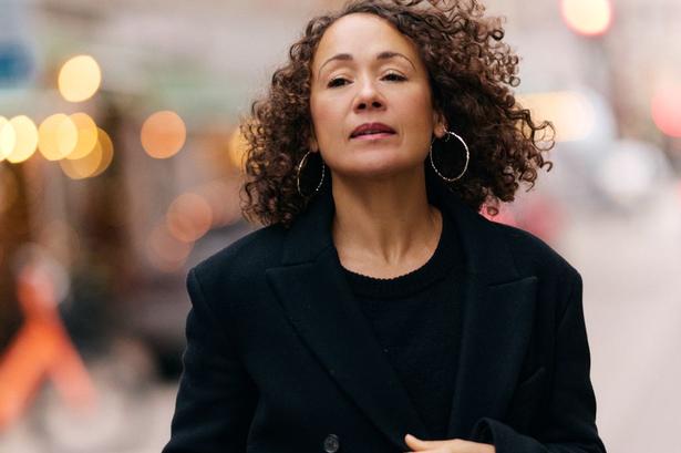 Det er med stor opfindsomhed, at danske Camille Jones råber selve døden en dugfrisk protestsang. 