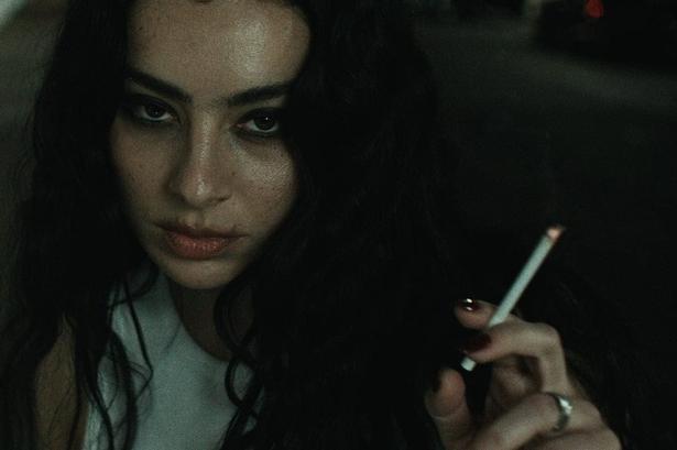 I år kommer vi til at mærke det dystopiske i især den elektroniske musik. Producer A.G. Cook viser interessante nye takter med sangene fra soundtracket til Charli XCX-filmen 'The Moment'. 