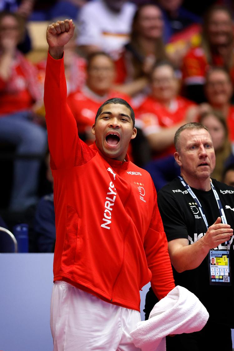 34-årige Mads Mensah scorede to mål mod Norge. Selv om den firedobbelte verdensmester ikke får meget spilletid, udgør han en helt særlig rolle på landsholdet.  Foto: Jens Dresling