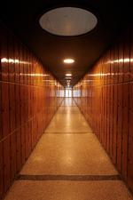 Terrazzo, Arne Jacobsens karakteristiske runde lysindfald og indbyggede skabe i træ så langt øjet rækker. Klubhuset i Gentofte Sportspark, der oprindeligt hed Gentofte Stadion, står nyrenoveret og i høj grad original.  Foto: Jacob Ehrbahn