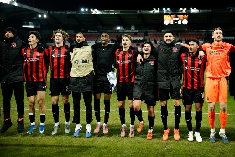 De midtjyske spillere fejrede 2-0-sejren over DInamo Zagreb med fansene, der trodsede kulden.   Foto: Jens Dresling