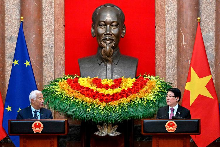 En buste af Ho Chi Minh prydede lokalet, da EU-præsident Antonio Costa underskrev et nyt partnerskab med Vietnams præsident, Luong Cuong. Foto: Nhac Nguyen/Ritzau Scanpix