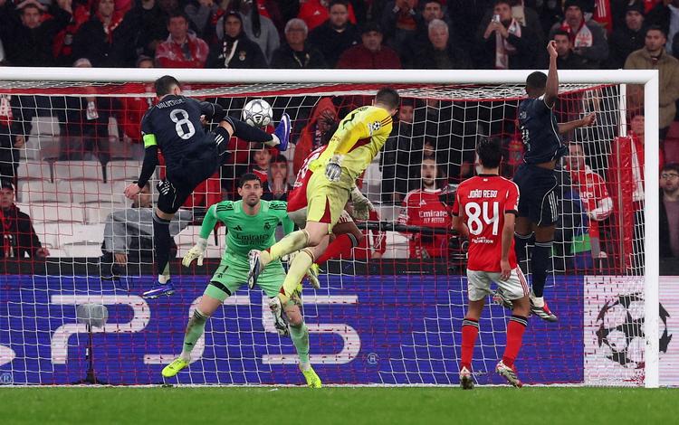 Benficas målmand, Andrej Trubin, blev den store helt, da han headede portugiserne foran 4-2 mod Real Madrid i de døende sekunder af sidste runde i ligaspillet. Dermed sikrede Benfica sig adgang til playoff-runden i Champions League, hvor modstanderen igen bliver Real Madrid. Foto: Pedro Nunes/Ritzau Scanpix
