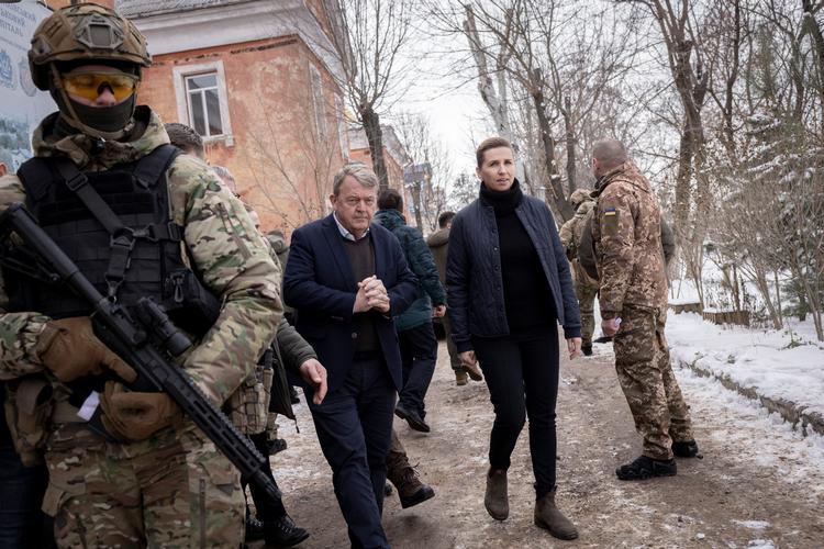 Statsminister Mette Frederiksen og Lars Løkke Rasmussen har igennem mange år kæmpet med og mod hinanden i dansk politik. Nu er de i samme regering – og på samme hold, skriver politisk analytiker Elisabet Svane i denne analyse. Her ses de to  i Ukraine, hvor de mødtes med den ukrainske præsident Volodymyr Zelenskyj.  Foto: Mads Nissen