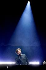 Frontfigur William Kjær Martinussen er manden bag will og stillede sig på det lange bord som en anden messias og sugede salen til sig Foto: Jacob Ehrbahn