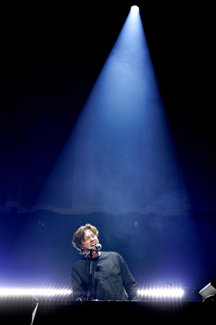 Frontfigur William Kjær Martinussen er manden bag will og stillede sig på det lange bord som en anden messias og sugede salen til sig Foto: Jacob Ehrbahn