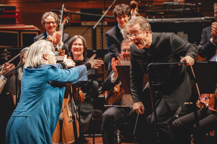 Norske Eir Inderhaug var brillant og virtuos i et uddrag fra György Ligetis opera 'Le Grand Macabre'. Her i dialogisk nærkamp med dirigenten Antony Hermus i Koncerthuset. Foto: Nikolaj Bransholm