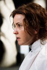 Marie Louise Wille spiller lægen Marie Krogh, der sammen med sin mand fik insulinpatentet til Danmark, mens hun var ved at dø af sukkersyge. Foto: Issam Talib