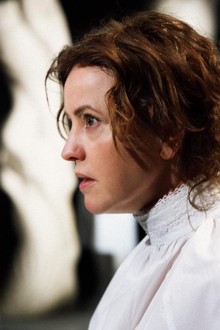 Marie Louise Wille spiller lægen Marie Krogh, der sammen med sin mand fik insulinpatentet til Danmark, mens hun var ved at dø af sukkersyge. Foto: Issam Talib