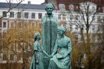 Flere kvinder skal hyldes med statuer i det offentlige rum, mener kulturminister Jakob Engel-Schmidt (M). Her er det Nathalie Zahle, der i 1852 grundlagde N. Zahles Skole i København. Statuen står Ørstedsparken. Arkivfoto:  Jens Dresling