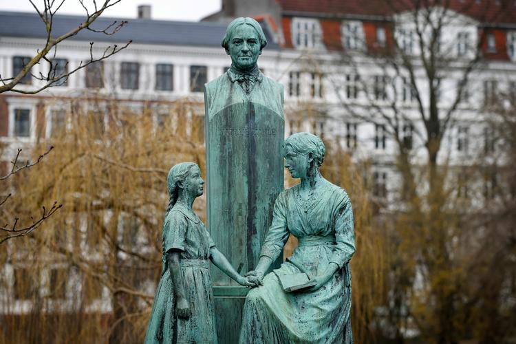 Flere kvinder skal hyldes med statuer i det offentlige rum, mener kulturminister Jakob Engel-Schmidt (M). Her er det Nathalie Zahle, der i 1852 grundlagde N. Zahles Skole i København. Statuen står Ørstedsparken. Arkivfoto:  Jens Dresling