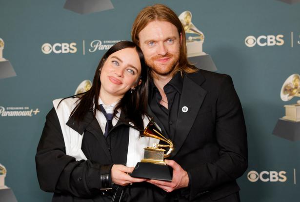 Billie Eilish og Finneas bar begge badges med ordlyden 'ICE Out' ved Grammy Awards, hvor de vandt prisen for Bedste Sang. Foto: Mike Blake/Ritzau Scanpix