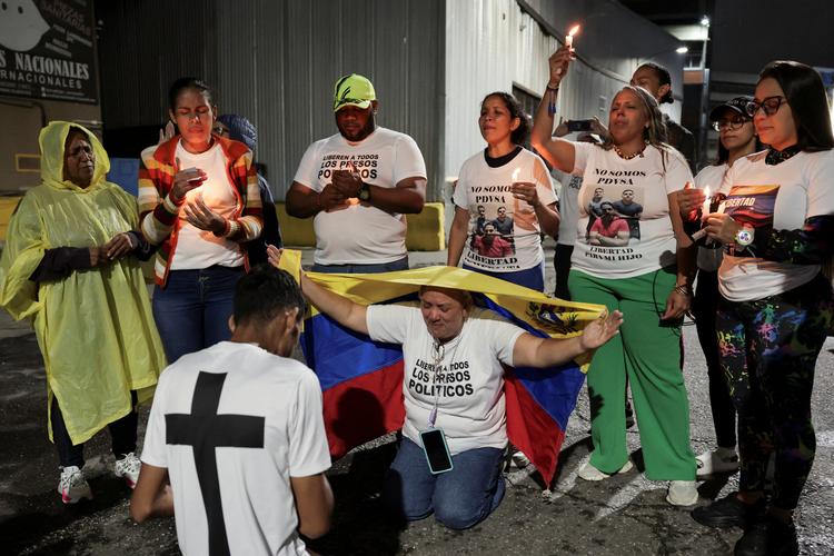 I Venezuelas hovedstad, Caracas, beder slægtninge til fængslede, efter at landets midlertidige præsident, Delcy Rodriguez, annoncerede et forslag om en 'amnestilov' for hundredvis af fanger.  Foto: Gaby Oraa/Ritzau Scanpix