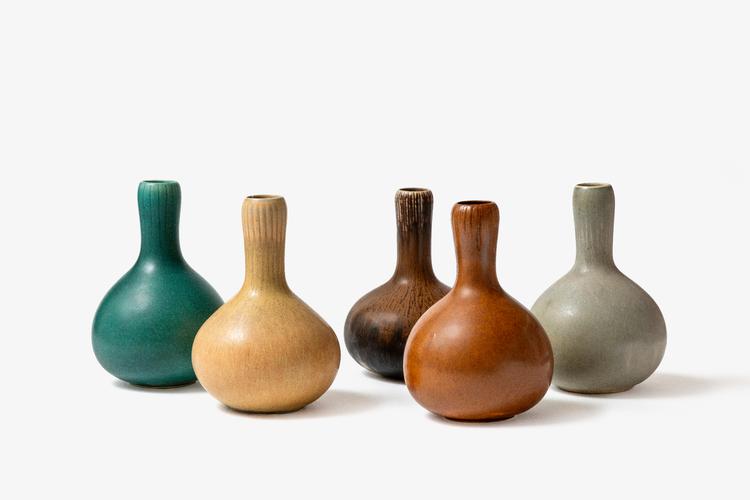 Formen er den samme, men glasurerne forskellige. I 36 år var keramikeren Eva Stæhr-Nielsen en del af Saxbo, og her er det hendes orkidevaser, der har fået glasurer, som er lavet af Nathalie Krebs.  Foto: Ole Akhøj