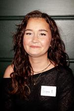 Signe, 30 år, er det, hun selv vil beskrive som en håbløs romantiker.  »Der skal meget til, før noget bliver for fløde til mig«, fortæller hun.  Foto: Loui Pedersen