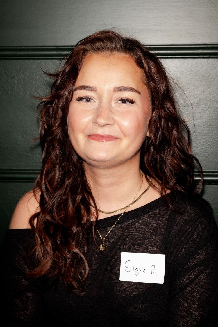 Signe, 30 år, er det, hun selv vil beskrive som en håbløs romantiker.  »Der skal meget til, før noget bliver for fløde til mig«, fortæller hun.  Foto: Loui Pedersen