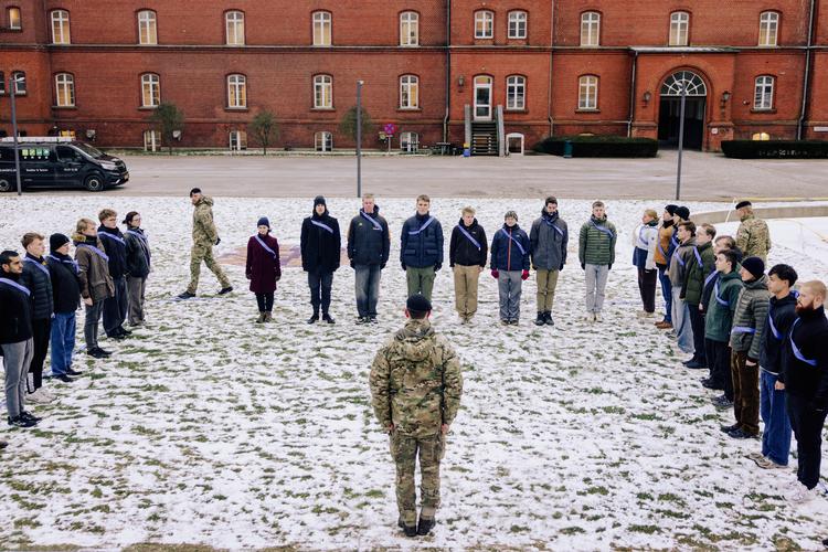 Udenfor i Indre Kasernegård står de nye værnepligtige skulder mod skulder, mens sergenten giver dem kommandoer. Foto: Peter Maunsbach