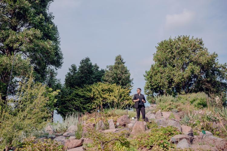 Niviaq Korneliussen er her fotograferet i Botanisk Have i København i 2020 i forbindelse med udgivelsen af bogen 'Blomsterdalen', som hun fik Nordisk Råds Litteraturpris for. Foto: Miriam Dalsgaard