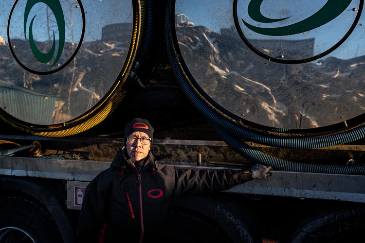 Elias Nielsen vil bryde den onde cirkel. Han vil altid være der for sine børn.  Her er han på havnen i Nuuk i en pause i arbejdet som skraldemand. Foto: Martin Lehmann