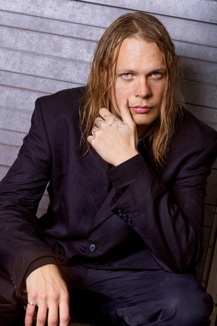 Lasse Raagaard er uddannet fra Forfatterskolen. Han modtog i 2022 Klaus Rifbjergs Debutantpris for digtsamlingen 'ssn snnart'. Foto: Sara Galbiati