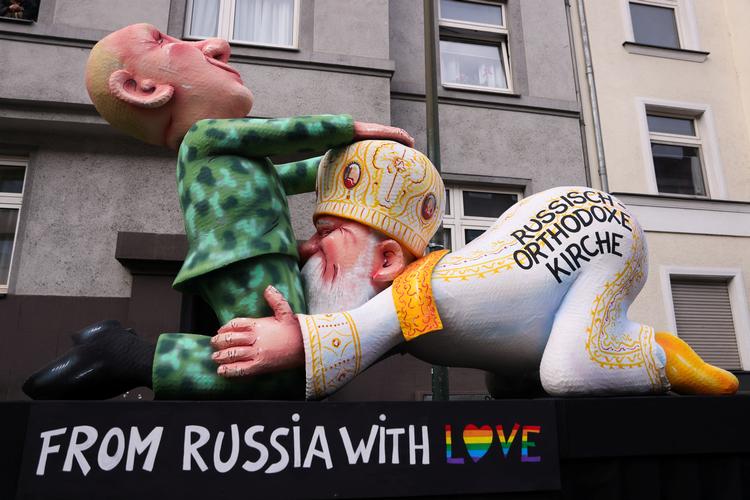 Den tyske kunstner Jacques Tilly lægger ikke fingrene imellem, når han skaber sine store papmachéfigurer til karnevalet i Düsseldorf. Her lader han Putin få et blowjob af den russisk-ortodokse patriark Kirill.  Den russiske præsident er dog knap så begejstret, som figuren af ham lader til at være. Foto: Thilo Schmuelgen/Ritzau Scanpix