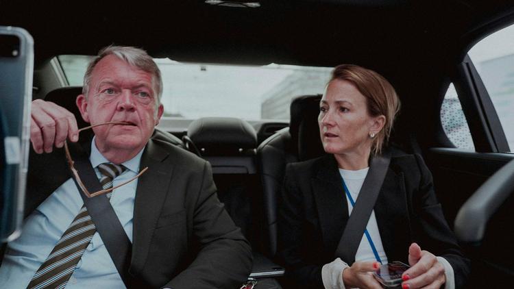Lars Løkke Rasmussen sammen med sin særlige rådgiver Karen Clement, som også bliver interviewet i den nye dokumentar. Foto: TV 2 DANMARK 