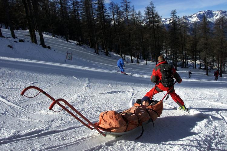En skiløber bliver transporteret ned i 'bananen' efter en ulykke på skiferien (arkivfoto). Foto: Thomas Borberg