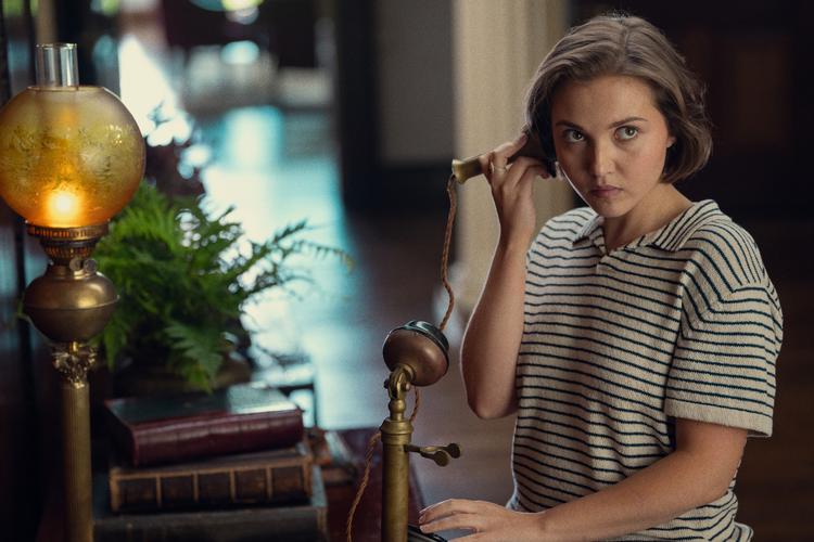 Mia McKenna-Bruce spiller den fiffige adelsfrøken Eileen Brent, kaldet Bundle, hvis næsten-forlovede dødsfald får hende til at indlede sin egen efterforskning. Foto: Simon Ridgway/Netflix